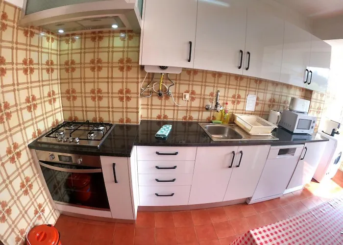Carcavelos, 3 Bedroom Renovated, S. D. Rana *